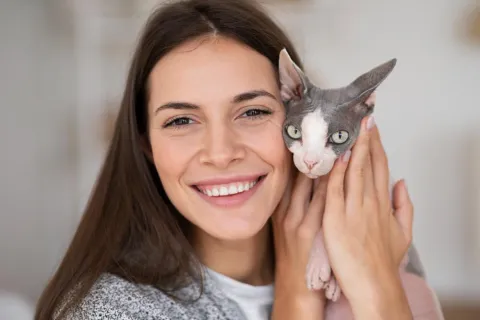 Cui îi poți încredința pisica cât timp lipsești de acasă?